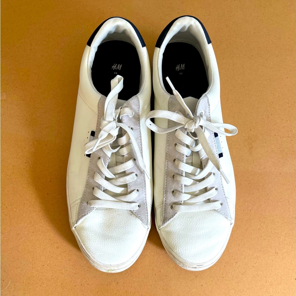 Tennis shoes